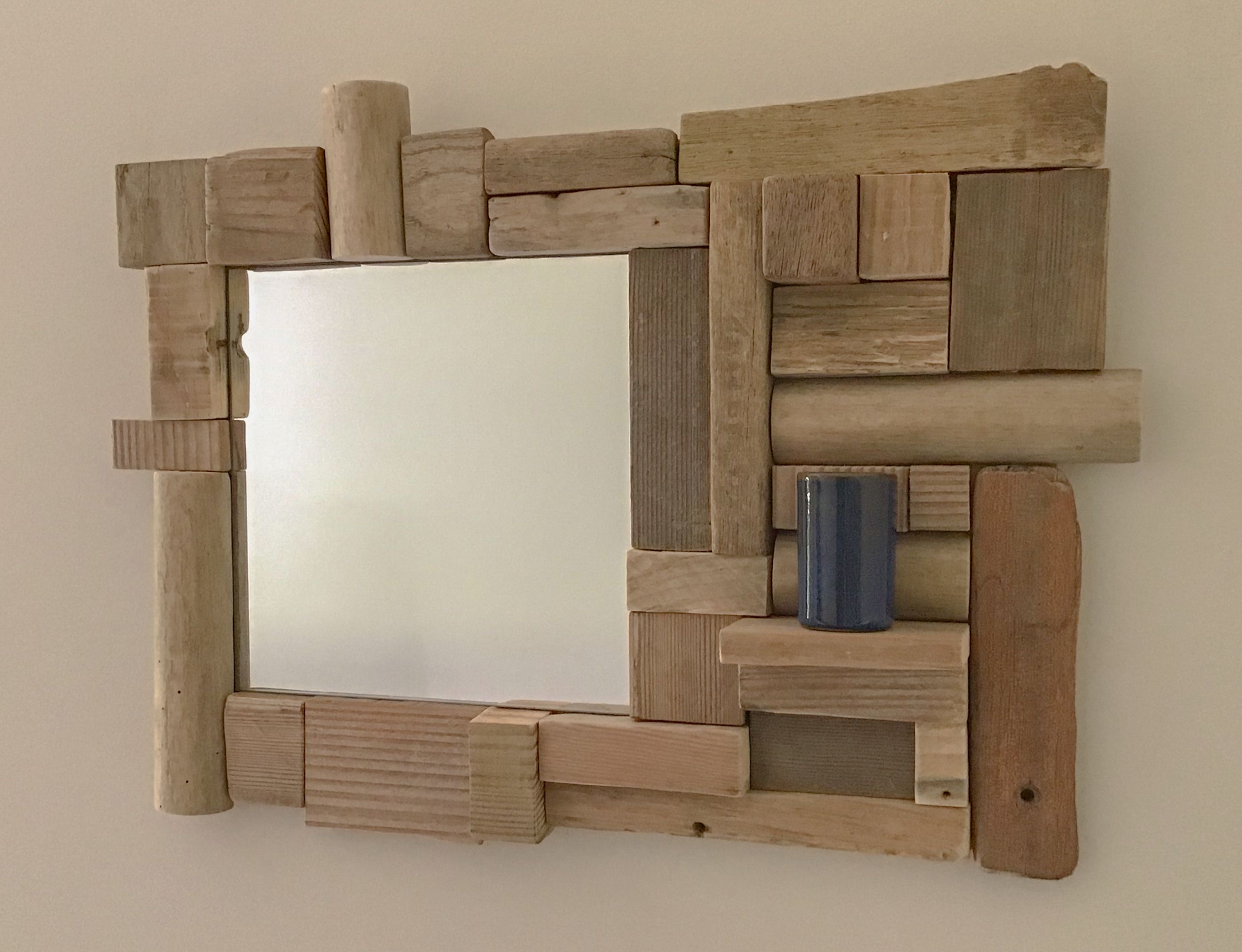 Un magnifique miroir rectangulaire en bois flotté